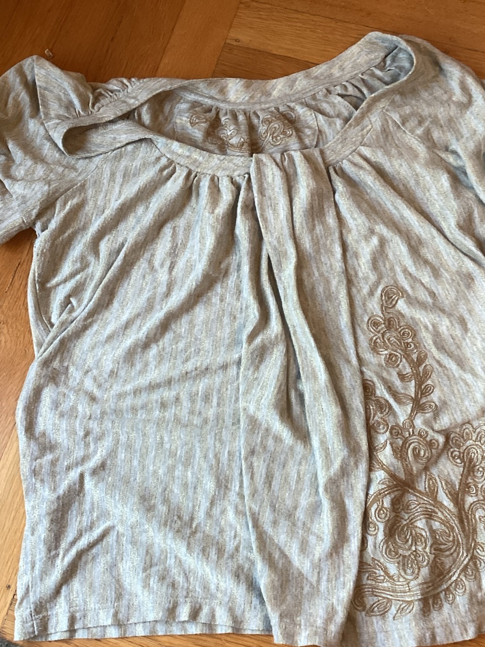 Y2K Anthropologie Light Gray Short Sleeve Embroidered Scoop Neck Tee